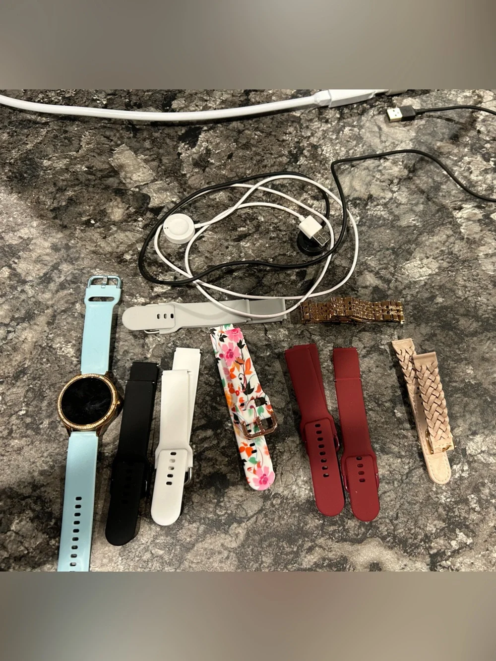 Fossil smart watch with extra bands and 2 chargers